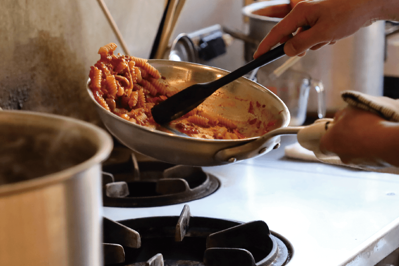 ロジカドッコ　パスタ　調理風景