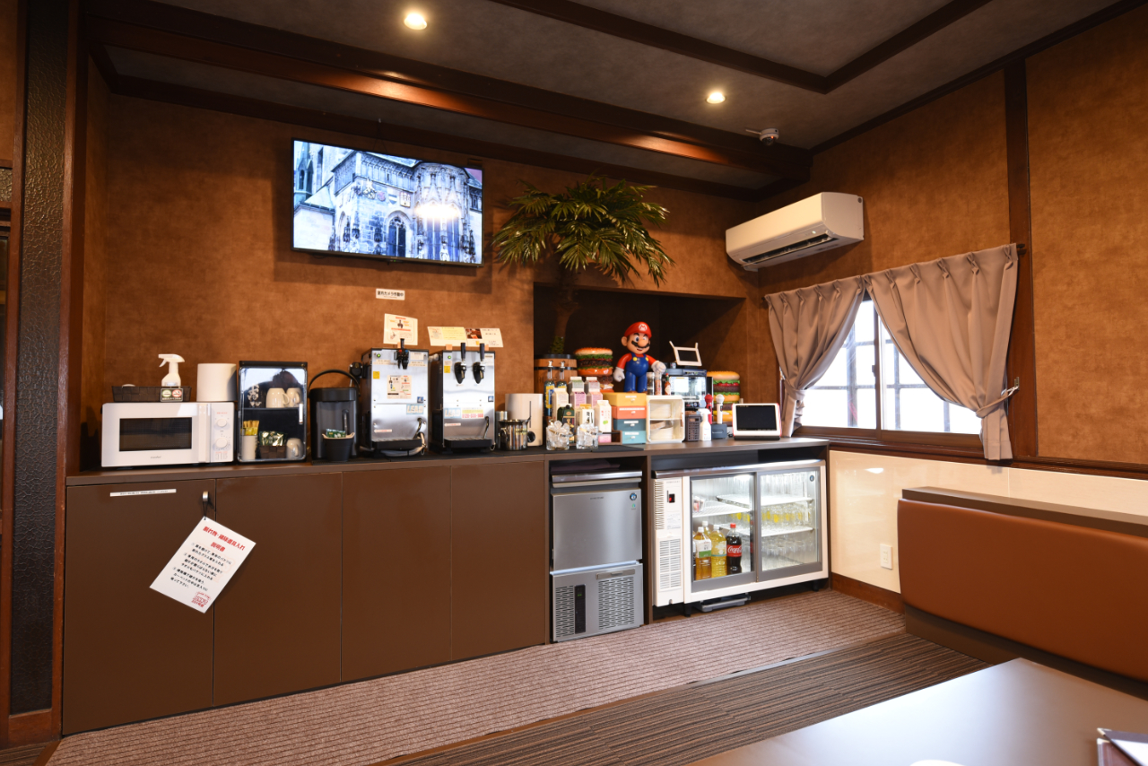 ジャンクス201号室 ドリンクバー完備。生ビール、角ハイ、各種サワー、ソフトドリンク飲み放題! 