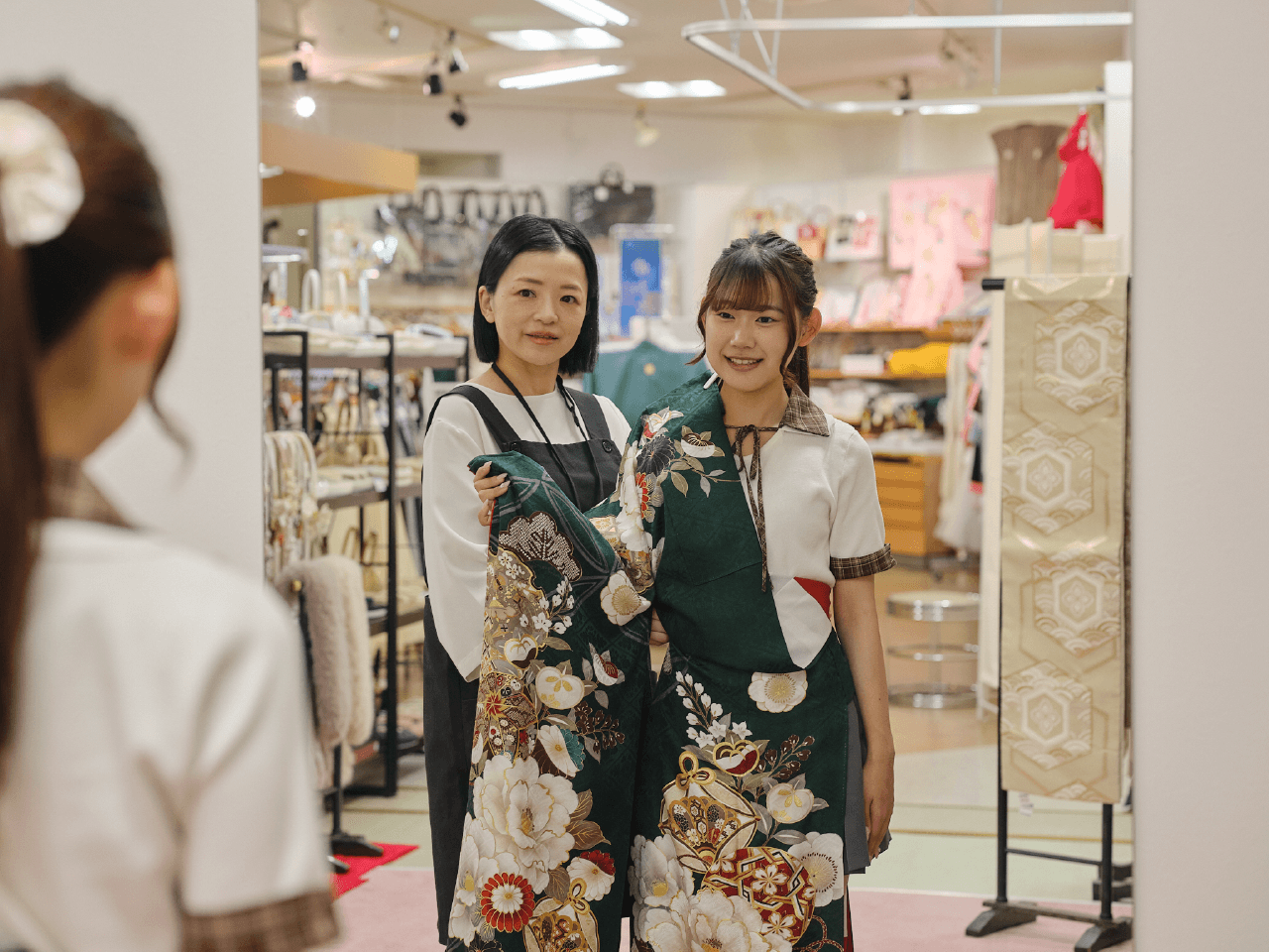 ピュア高山 フォトスタジオ なでしこで豊富な振袖と小物の中から、好みや雰囲気に合わせた装いをトータルで提案。