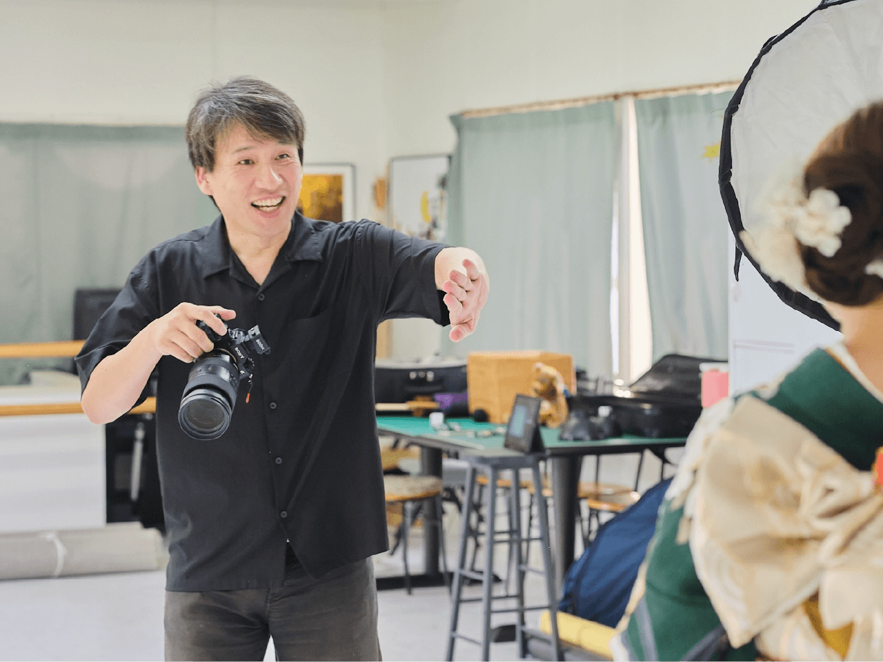 今村印刷さんで撮影するカメラマンの今村龍二さん。