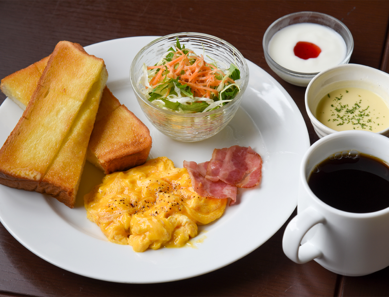 喫茶店も併設しており、モーニングも魅力の一つ。よき朝の時間を。