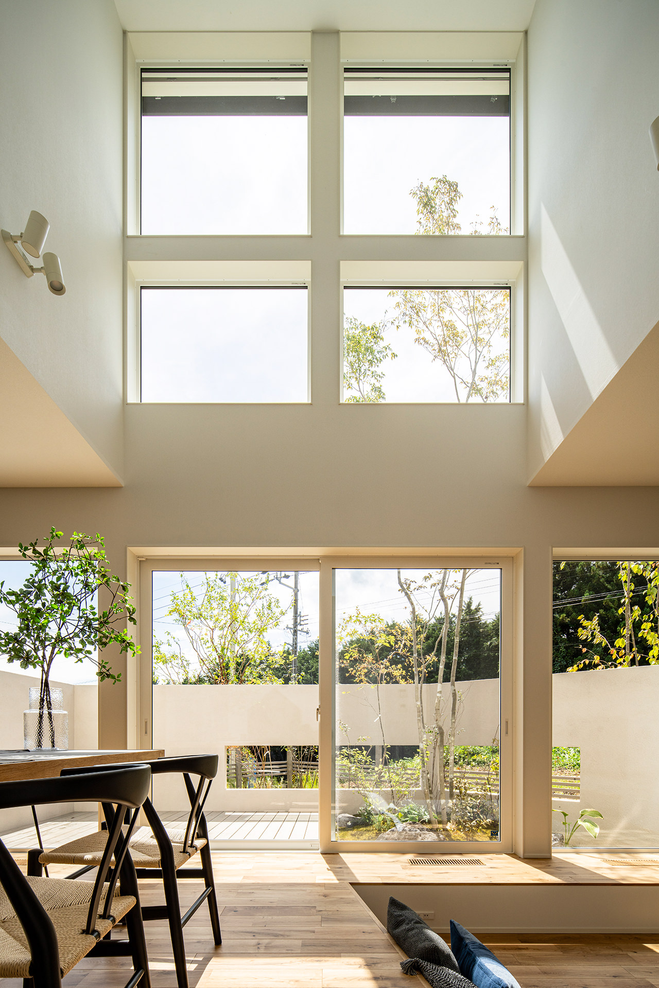 太陽の熱や光などの自然の力を活かした「パッシブ設計」を取り入れた開放的な吹抜リビング。大開口窓をふんだんに使用しても冬の寒さを感じないのは高性能住宅ならでは。