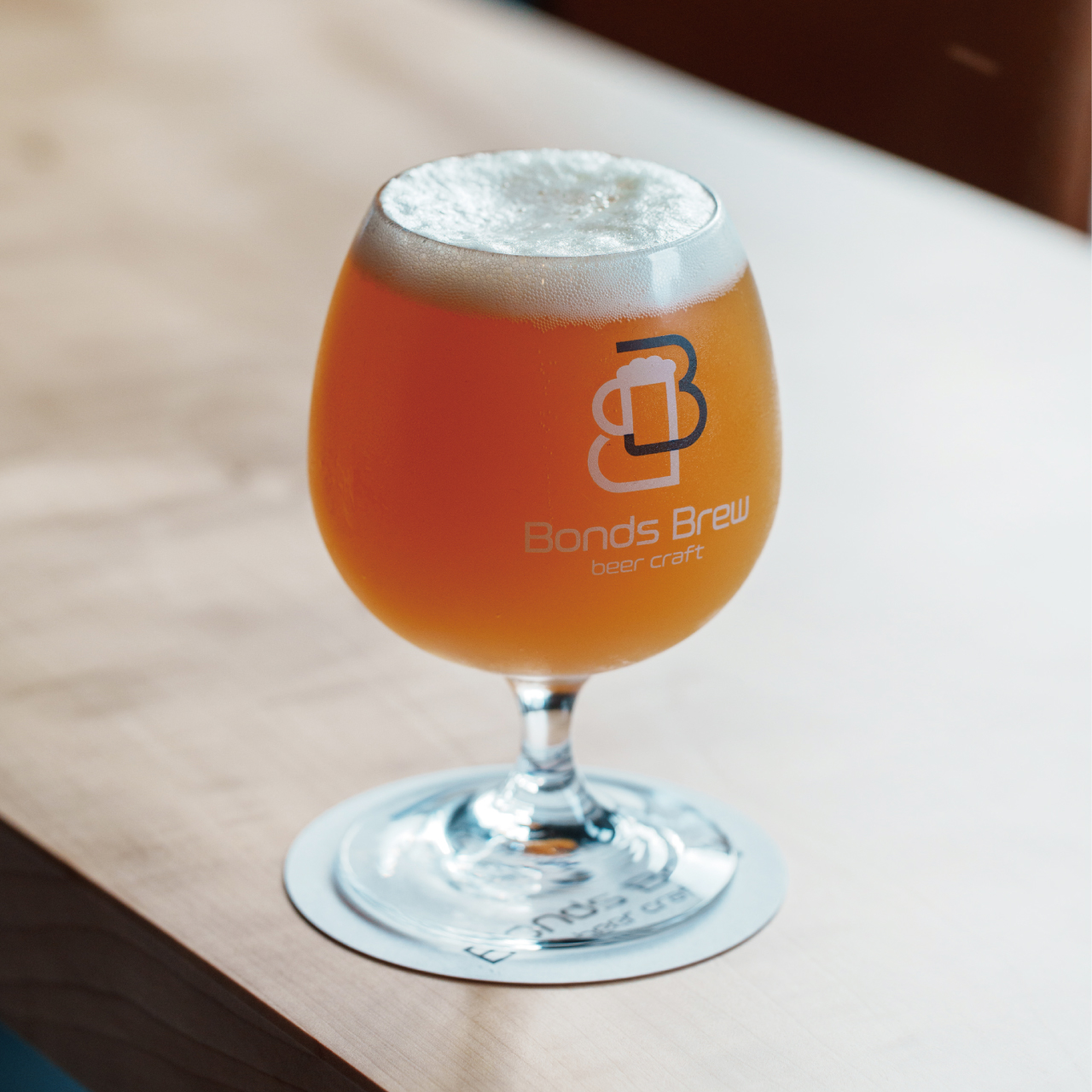 タップから注がれるクラフトビールと、迫力の「飛騨牛サンド」を。