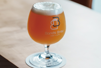 タップから注がれるクラフトビールと、迫力の「飛騨牛サンド」を。