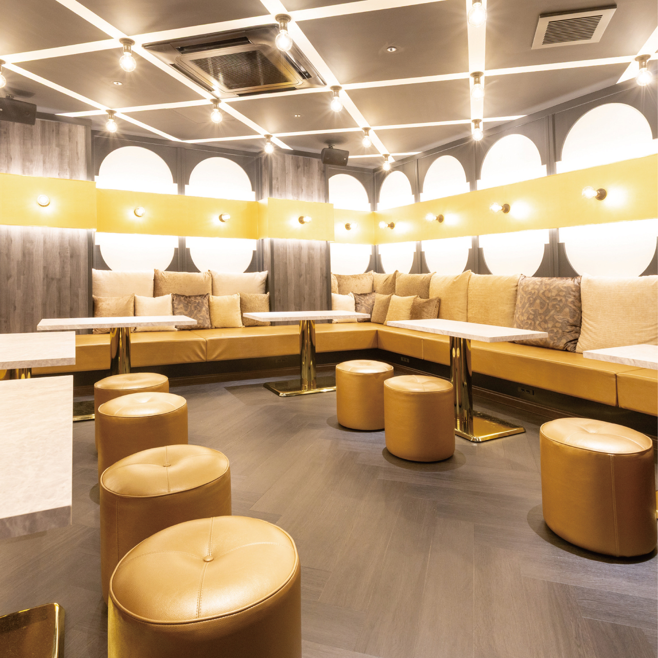 バー＆ラウンジのメゾネット空間で遊ぶ。