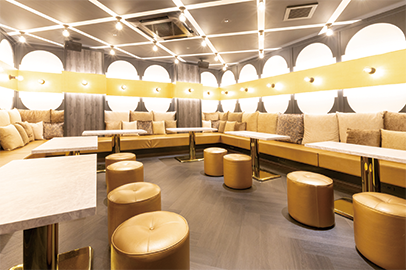 バー＆ラウンジのメゾネット空間で遊ぶ。