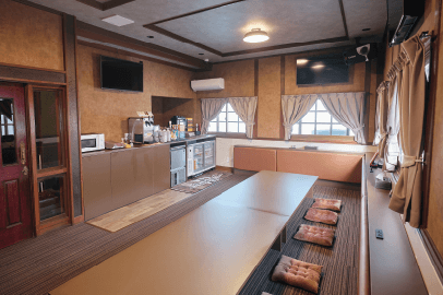 繁華街の一角にて、隠れ家的なパーティスペース誕生。