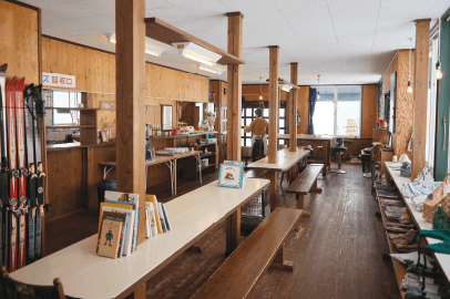 モンデウスのゲレンデ横にて、 週末に開くカフェへ。